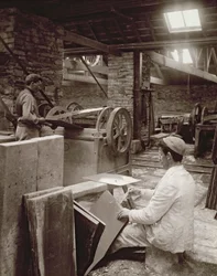Schieferplatten für Dachziegel spalten im Llechwedd-Schieferbruch, 1896